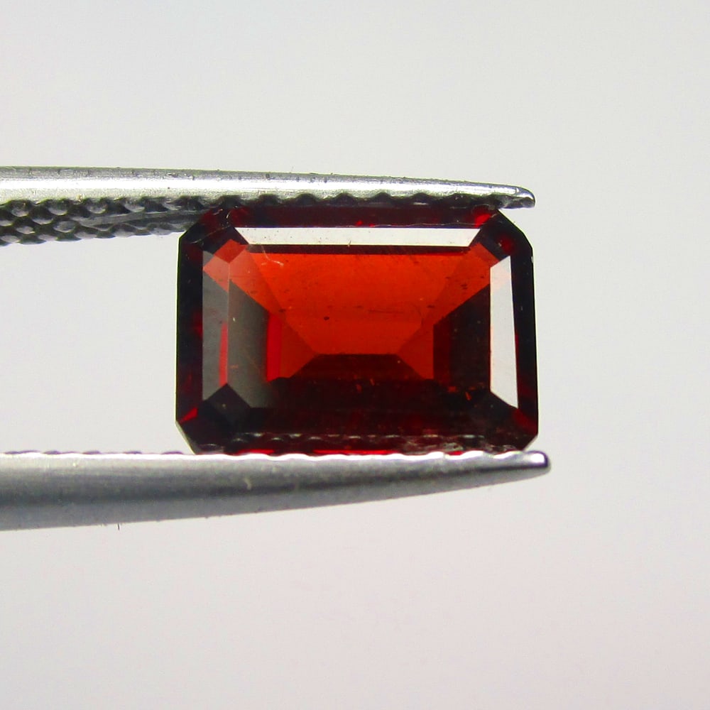 1.75 Ctw Natural Rhodolite Garnet Octagon Cut: No Reserve! Title: 1.75 Ctw Natural Rhodolite Garnet Octagon Cut Stone Clarity: VVS Gemstone:Natural Rhodolite Garnet Carat Weights: 1.75 Size/Dimensions: 8.00 x 6.00 x 3.50 mm Additional Info:Purplis