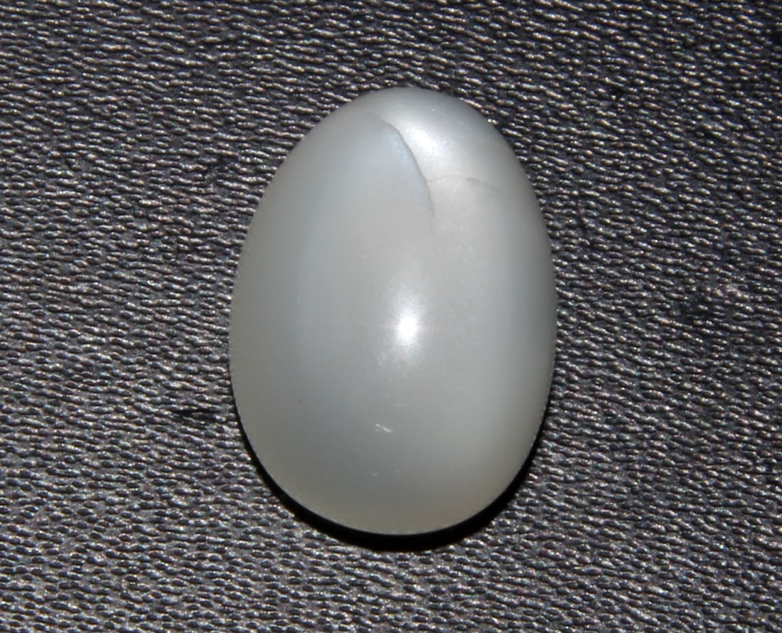 Gorgeous " Natural Moonstone " 9.12 Cts Natural Moonstone: No Reserve! Title: Gorgeous " Natural Moonstone " 9.12 Cts Natural Moonstone Additional Info: Gemstone : Natural Moonstone Shape : Oval, Cabochan Weight : 9.12 carats Measurements : 14.61x10.37x7.81 m
