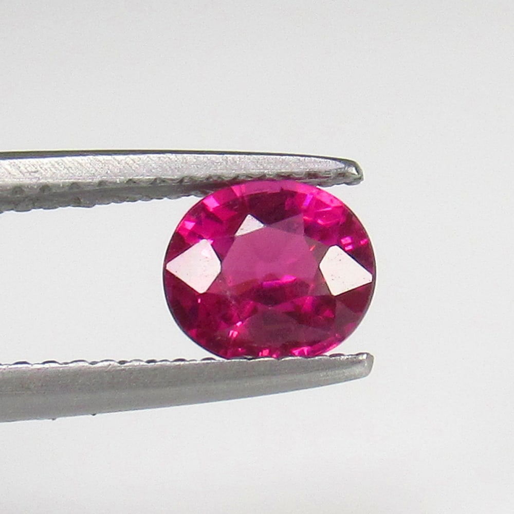 Natural Rose Garnet - 1.13 Ct: No Reserve! Title: Natural Rose Garnet - 1.13 Ct Origin: Mozambique Weight:1.13 Size/Dimensions: 6.5 x 5.8 x 3.5 mm Description: Pieces : 1 No's / Shape : Oval Cut / Color : Rose / Clarity : Transpare