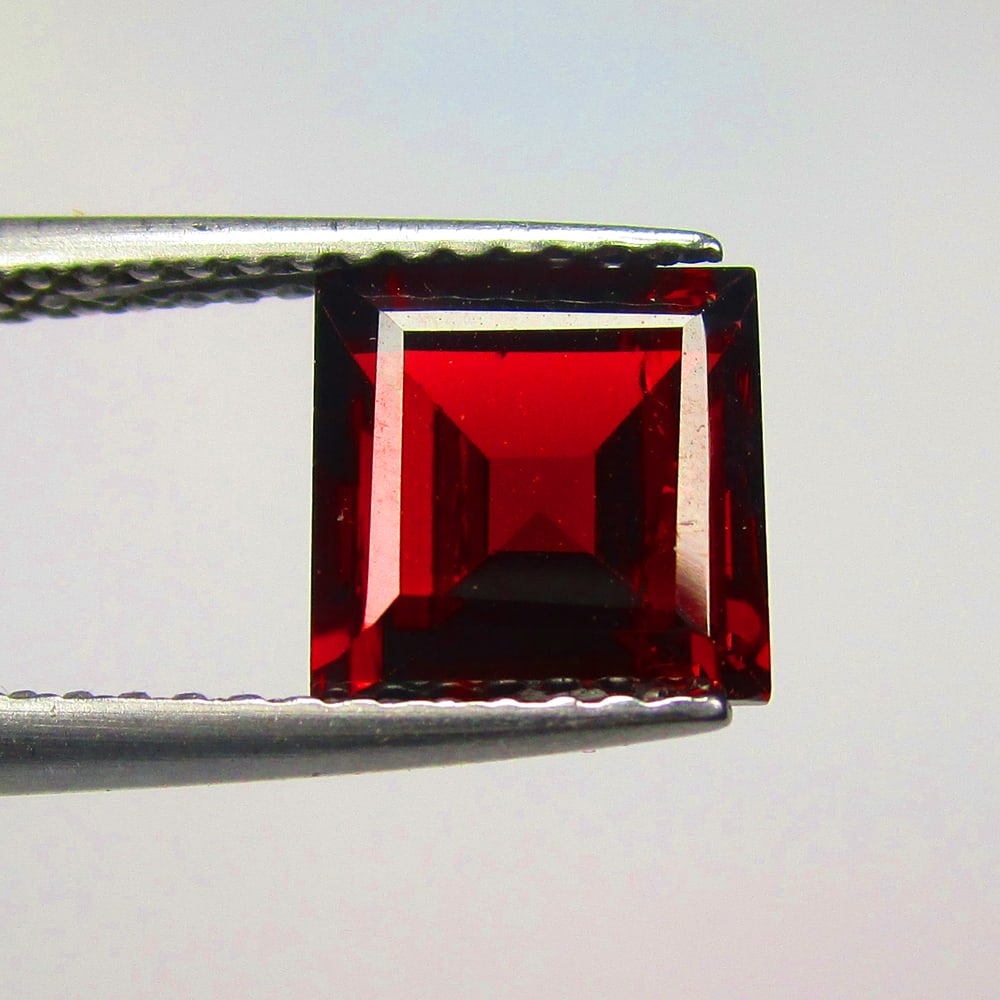2.08 Ctw Natural Rhodolite Garnet Square Cut: No Reserve! Title: 2.08 Ctw Natural Rhodolite Garnet Square Cut Stone Clarity: VVS Gemstone:Natural Rhodolite Garnet Carat Weights: 2.08 Size/Dimensions: 6.90 x 6.90 x 4.00 mm Additional Info:Purplish