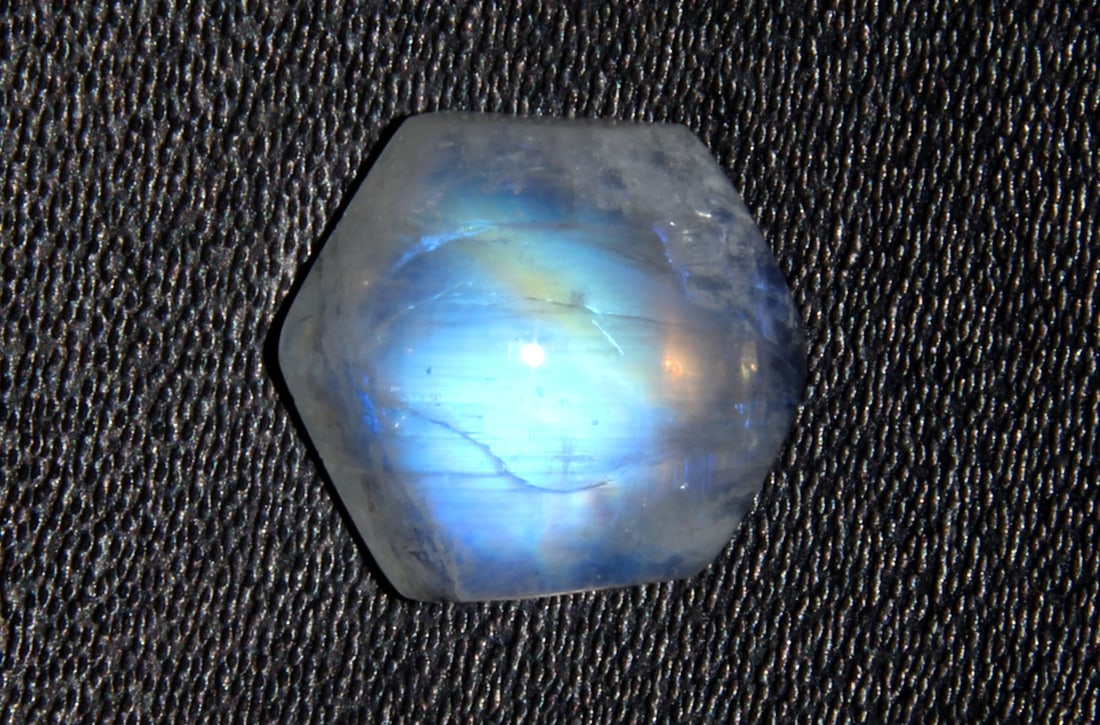 Fabulous " Natural Rainbow Moonstone " 4.41 Cts Natural Rainbow Moonstone: No Reserve! Title: Fabulous " Natural Rainbow Moonstone " 4.41 Cts Natural Rainbow Moonstone Additional Info: Gemstone : Natural Rainbow Moonstone Shape : Hexagon Cabochan Weight : 4.41 carats Measure