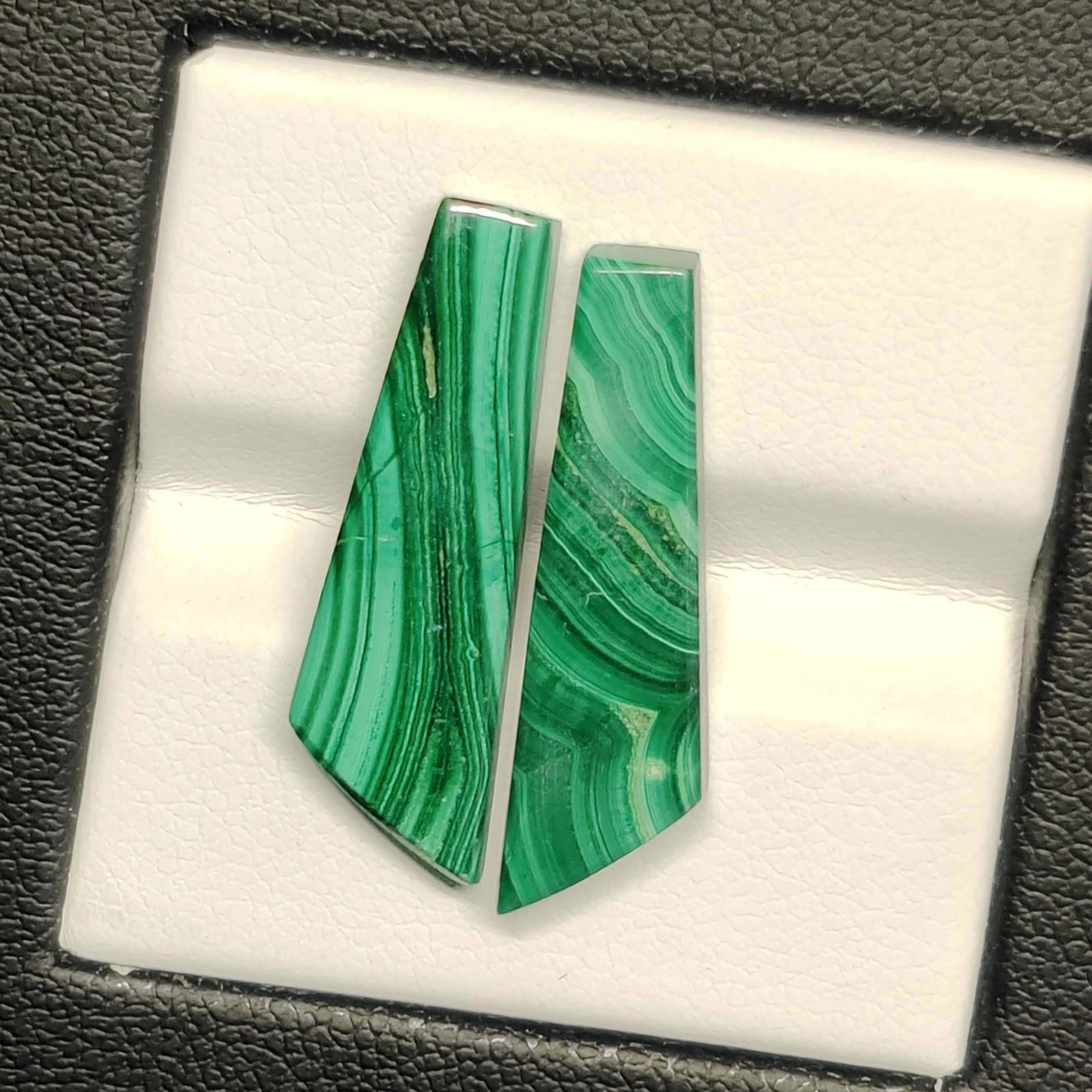 14.55 Ct Natural Malachite Earrings Pairs: No Reserve! Title: 14.55 Ct Natural Malachite Earrings Pairs Description: Gemstones: Natural Malachite Carat Weights: 14.55 ct Size/Dimensions: 25 X 7 mm Approx Materials &Techniques:Malachite Shippin