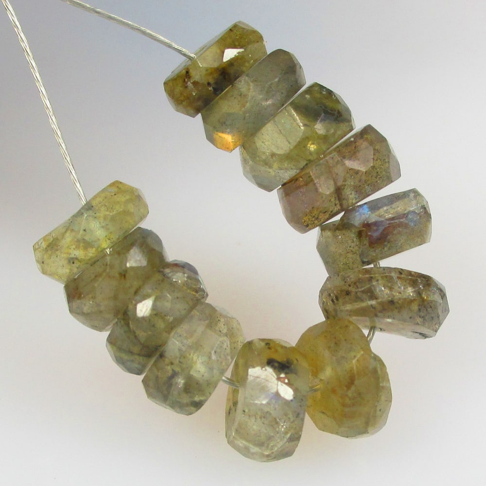 8.44 Ctw Natural 12 Labradorite Round Beads: No Reserve! Title: 8.44 Ctw Natural 12 Labradorite Round Beads Stone Clarity: Transparent Gemstone:Natural Labradorite Beads Carat Weights: 8.44 Size/Dimensions: 5.20 - 6.30 mm / 12 Pc's Additional In