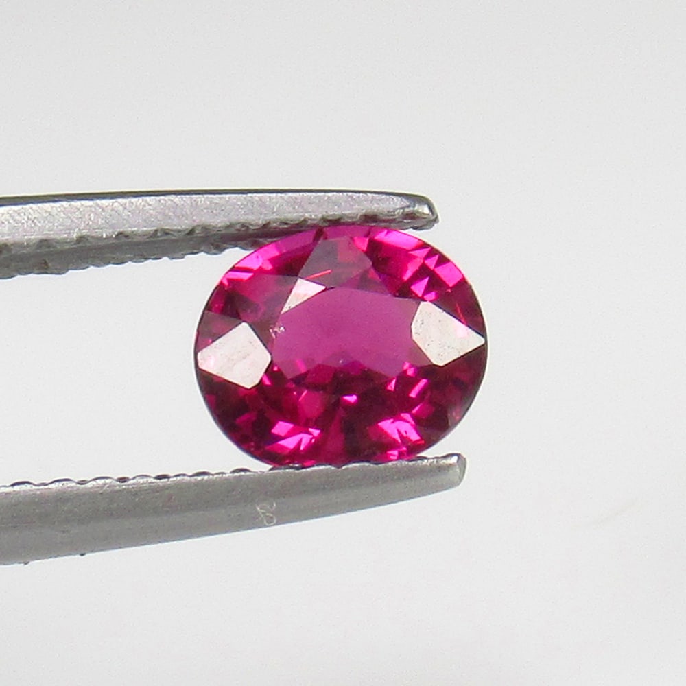 Natural Rose Garnet - 1.04 Ct: No Reserve! Title: Natural Rose Garnet - 1.04 Ct Origin: Mozambique Weight:1.04 Size/Dimensions: 6.5 x 5.5 x 3.5 mm Description: Pieces : 1 No's / Shape : Oval Cut / Color : Rose / Clarity : Transpare