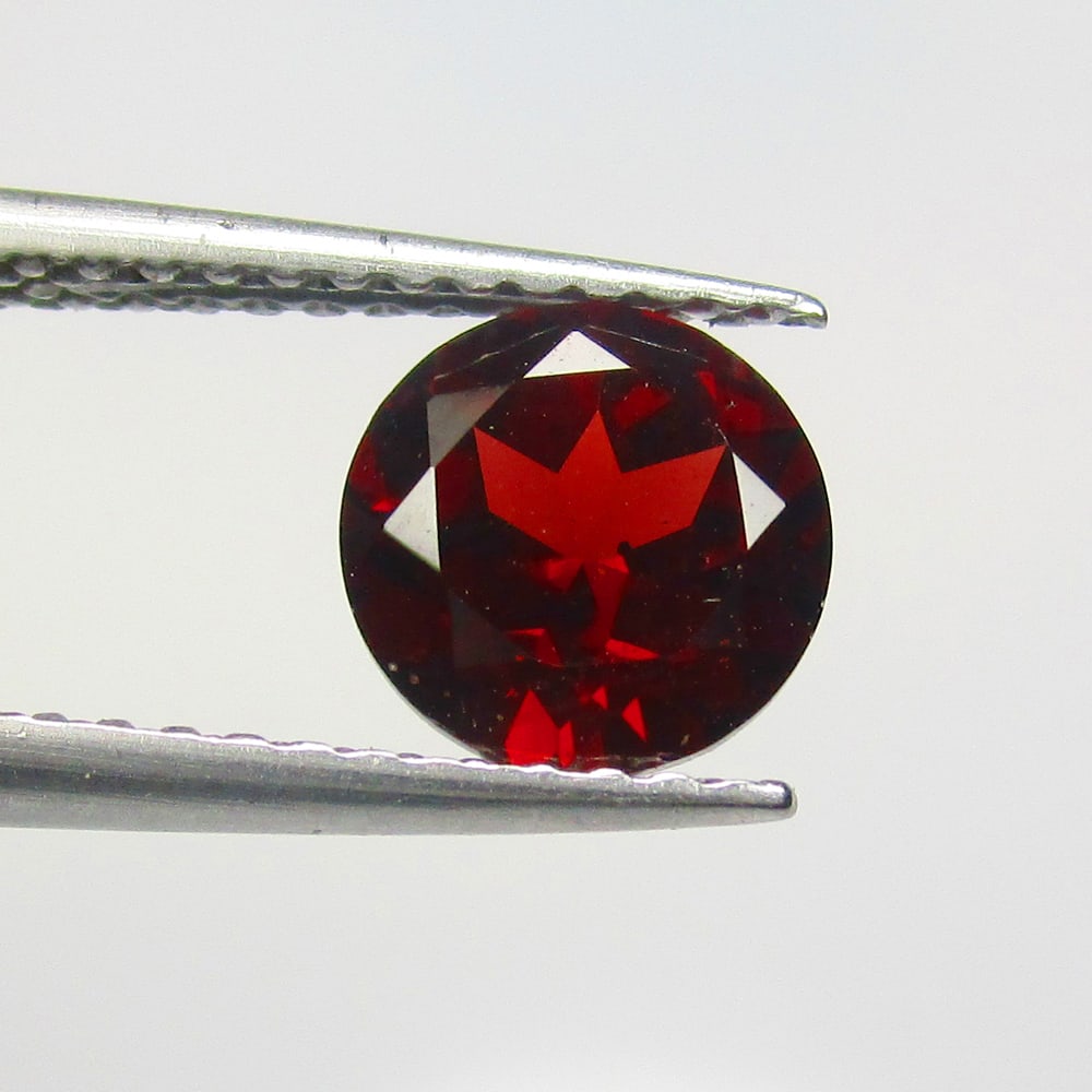 1.31 Ctw Natural Rhodolite Garnet Round Cut: No Reserve! Title: 1.31 Ctw Natural Rhodolite Garnet Round Cut Stone Clarity: VVS Gemstone:Natural Rhodolite Garnet Carat Weights: 1.31 Size/Dimensions: 6.50 x 6.50 x 4.00 mm Additional Info:Purplish 