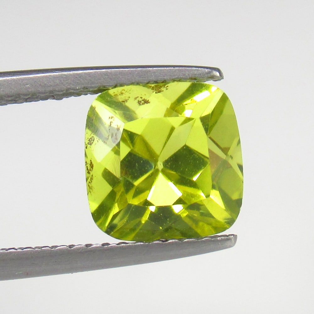Natural Lemon Quartz- 2.67 Ct: No Reserve! Title: Natural Lemon Quartz- 2.67 Ct Origin: Africa Weight:2.67 Size/Dimensions: 8.1 x 8.1 x 7.0 mm Description: Pieces : 1 No's / Shape : Cushion Cut / Color : Greenish Yellow / Clarity :