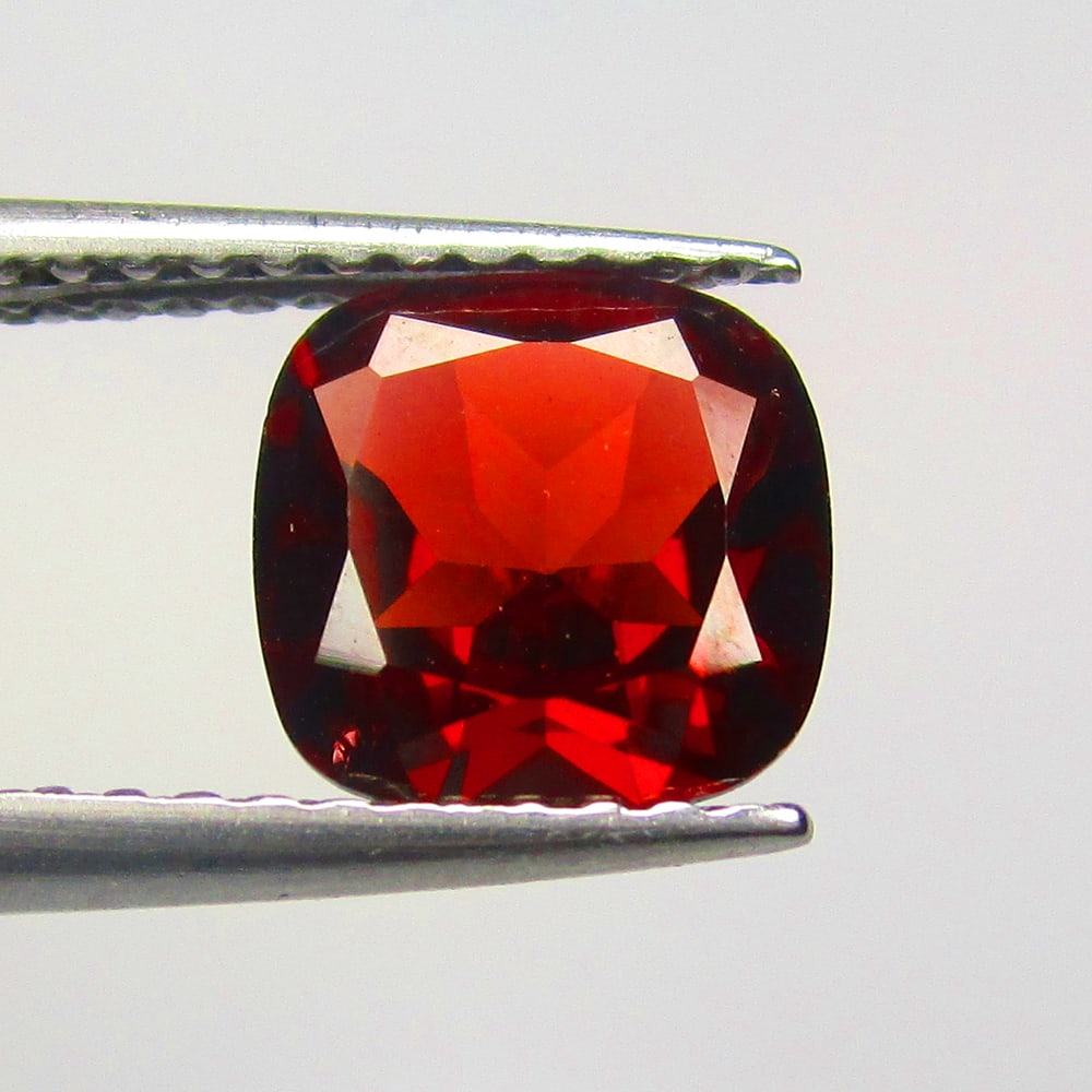 1.33 Ctw Natural Rhodolite Garnet Cushion Cut: No Reserve! Title: 1.33 Ctw Natural Rhodolite Garnet Cushion Cut Stone Clarity: VVS Gemstone:Natural Rhodolite Garnet Carat Weights: 1.33 Size/Dimensions: 7.00 x 7.00 x 3.30 mm Additional Info:Purplis