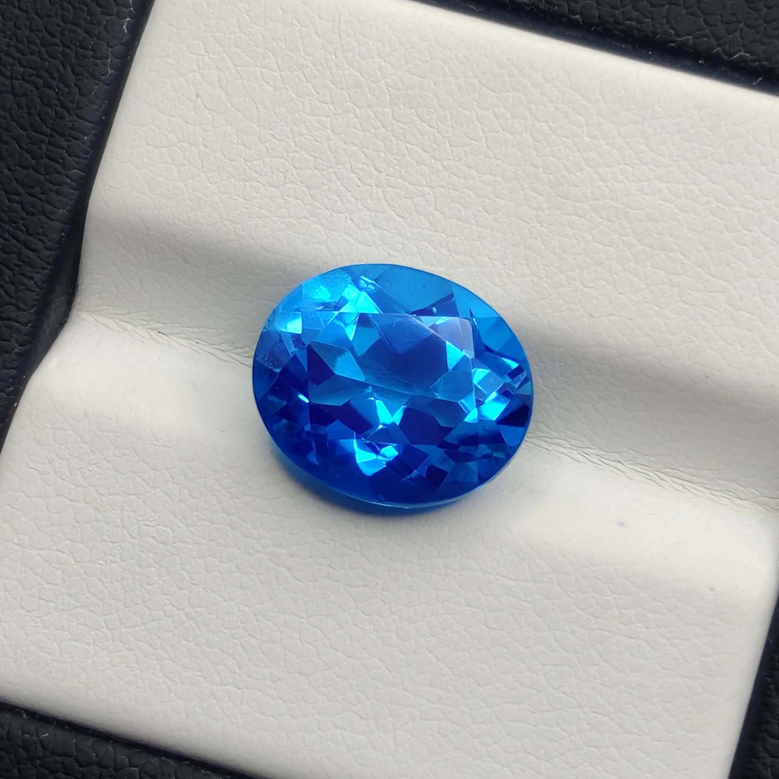4.90 Ct "Beautiful" Caribbean Blue Triplet Quartz: No Reserve! Title: 4.90 Ct "Beautiful" Caribbean Blue Triplet Quartz Description: Gemstones: Triplet Quartz Carat Weights: 4.90 ct Size/Dimensions: 12 X 10 mm Treatment: Made of two natural quartz Abo