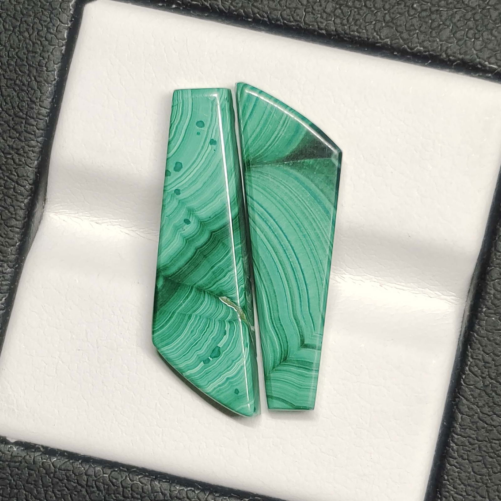 14.45 Ct Natural Malachite Earrings Pairs: No Reserve! Title: 14.45 Ct Natural Malachite Earrings Pairs Description: Gemstones: Natural Malachite Carat Weights: 14.45 ct Size/Dimensions: 25 X 7 mm Approx Materials &Techniques:Malachite Shippin