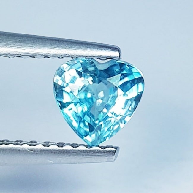 0.84 Ctz Top Grade Dazling Blue Natural Zircon: No Reserve! Title: 0.84 Ctz Top Grade Dazling Blue Natural Zircon Color/Clarity: Zircon Gemstone: Blue / VVS Carat Weights: 0.84 Size: 5.50 x 5.30 x 3.20 Additional Information: Heart Shape / Cambodia