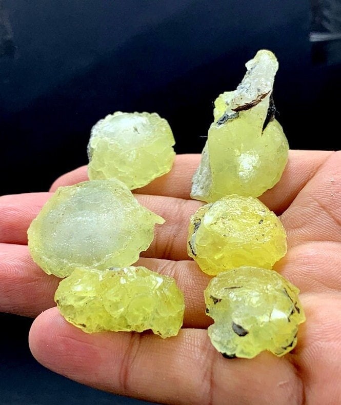 54 grams lovely natural lustrous perfect yellow bubble brucite crystals From Baluchistan Pakistan: Materials: brucite crystals, yellow brucite 54 grams lovely natural lustrous perfect yellow bubble brucite crystals From Baluchistan Pakistan weight... 54 grams colour... yellow locality.... pakistan 