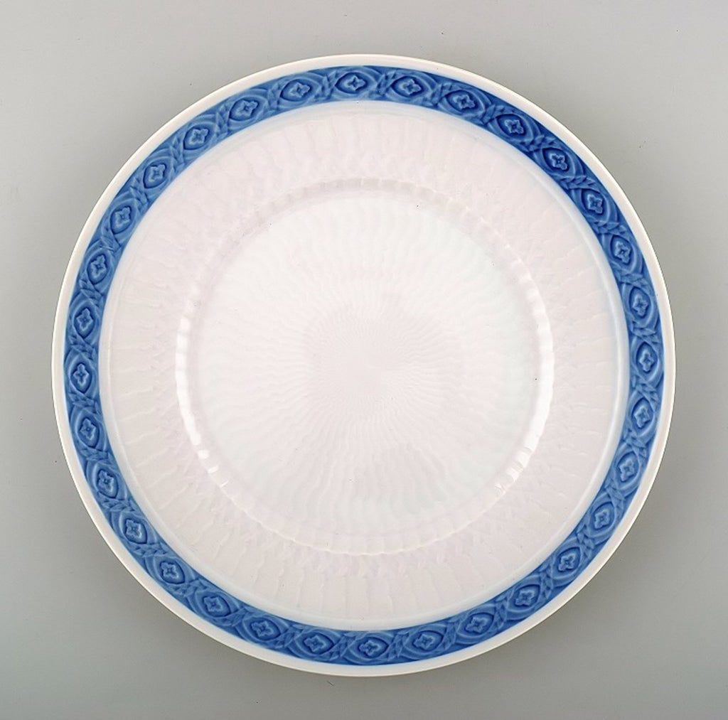 Blue Fan Royal Copenhagen porcelain dinnerware. Round serving dish no. 11505.: Blue Fan Royal Copenhagen porcelain dinnerware. Round serving dish no. 11505. 1. Quality, perfect condition. (Manufactured since 1909) discontinued. Design: Arnold Krog. Measures 28,7 cm. Reserve: $60