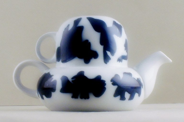 B&G (Bing & Grondahl) "All-in-one" teapot designed by Steen Lykke Madsen.: B&G (Bing & Grondahl) "All-in-one" teapot designed by Steen Lykke Madsen. Measures 20 x 13 cm. In perfect condition, factory first. Model Number 653 Reserve: $140.00 Shipping: Domestic: Shipping rates
