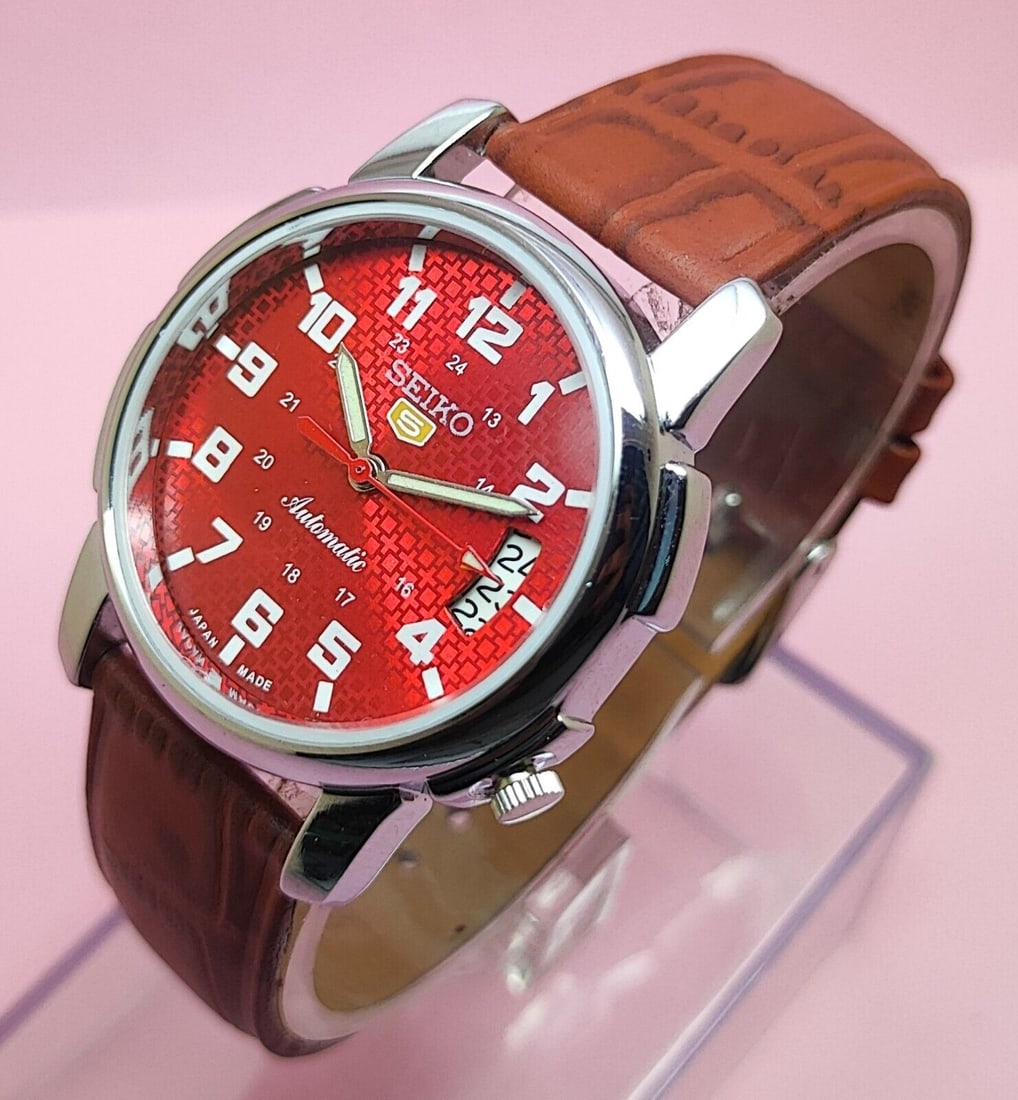 Vintage Seiko 5 Automatic Day-Date Silver Japan Made 17 Jewels Men's Wrist Watch (1 of 8)