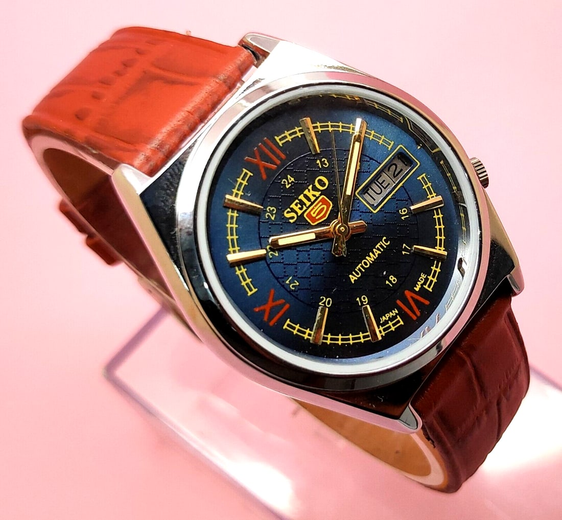 Vintage Seiko 5 Automatic Day-Date Silver Japan Made 17 Jewels Men's Wrist Watch (1 of 8)