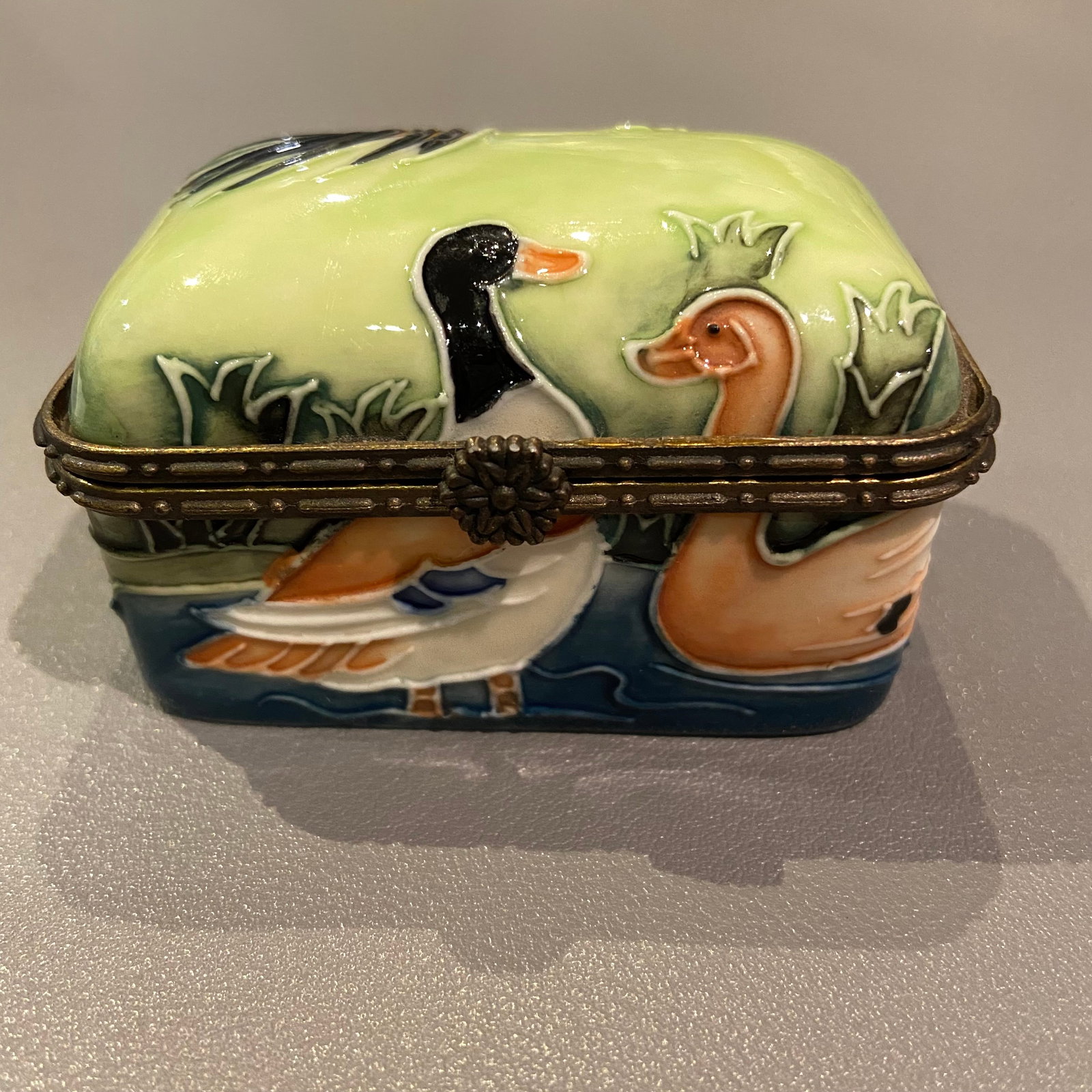 Old Tupton Ware Tube-lining handpainting Trinket Pot with Rare Animal Scene: Title: Old Tupton Ware Tube-lining handpainting Trinket Pot with Rare Animal Scene Description: Old Tupton Ware Tube-lining handpainting Trinket Pot with Rare Animal Scene Old Tupton Ware is character