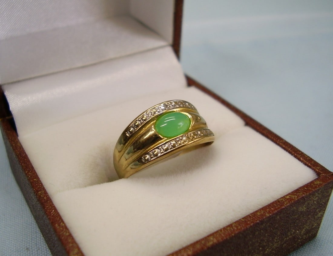 JADE GOLD RING: Title: JADE GOLD RING Metal Purity: Yellow gold 8 K=333 YG Gemstones: jade Carat Weights: 0,50 ct. Size/Dimensions: Total weight 1,2 gram, Ring size 6, ring head 17,8 x 9,0 mm, jade 5,6 x 3,9 mm. Addi
