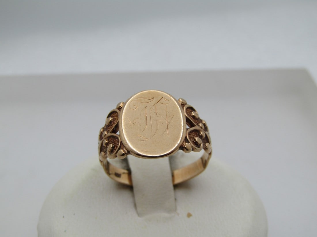 Vintage 10kt Engraved H Cignet Style Ring, Sz. 7.25, Rose Gold, 1920's-1930's Signed: Vintage 10kt Engraved H Cignet Style Ring, Sz. 7.25, Rose Gold, 1920's-1930's Signed with what looks like a maker's mark made up of three rings. This has a flat op where the H is engraved with recesse