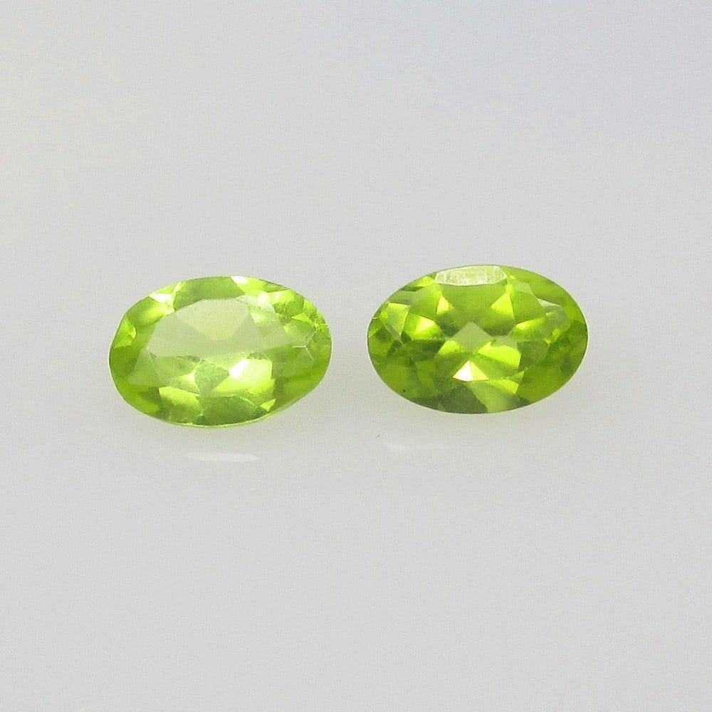 0.93 Ctw Natural Pakistan Peridot Oval Pair: No Reserve! Title: 0.93 Ctw Natural Pakistan Peridot Oval Pair Stone Clarity: VVS Gemstone:Natural Peridot Carat Weights: 0.93 Size/Dimensions: 6.10 x 4.30 x 2.40 mm / 2 Pc's Additional Info:Top Class
