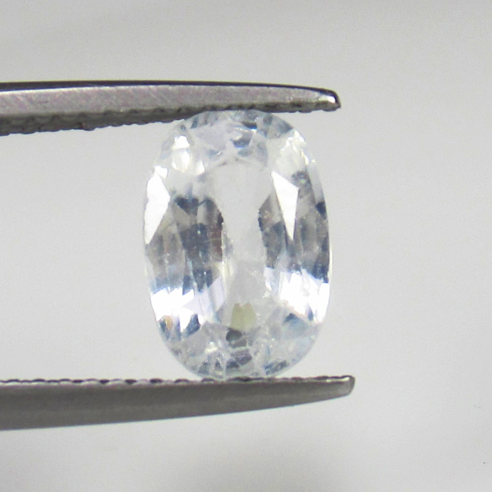 Natural White Zircon - 2.37 Ct: No Reserve! Title: Natural White Zircon - 2.37 Ct Origin: Combodia Weight: 2.37 Dimensions: 9.3 x 6.3 x 3.5 mm Description: Pieces : 1 No's / Shape : Oval Cut / Color : White / Clarity : VVS - Transpa