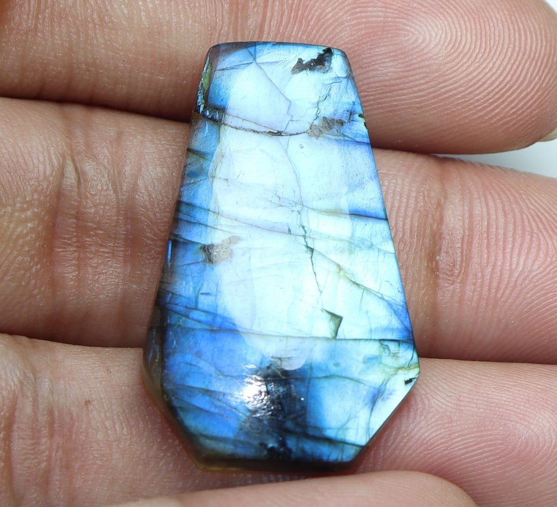 Lovely " Natural Labradorite " 32.51 Cts Natural Labradorite: No Reserve! Gemstone : Natural Labradorite Shape : Fancy Shape Cabochan Weight : 32.51 carats Measurements : 32x21 mm, Color : Black Transparency : Opaque Treatment : None Origin : India Shipping: Dom