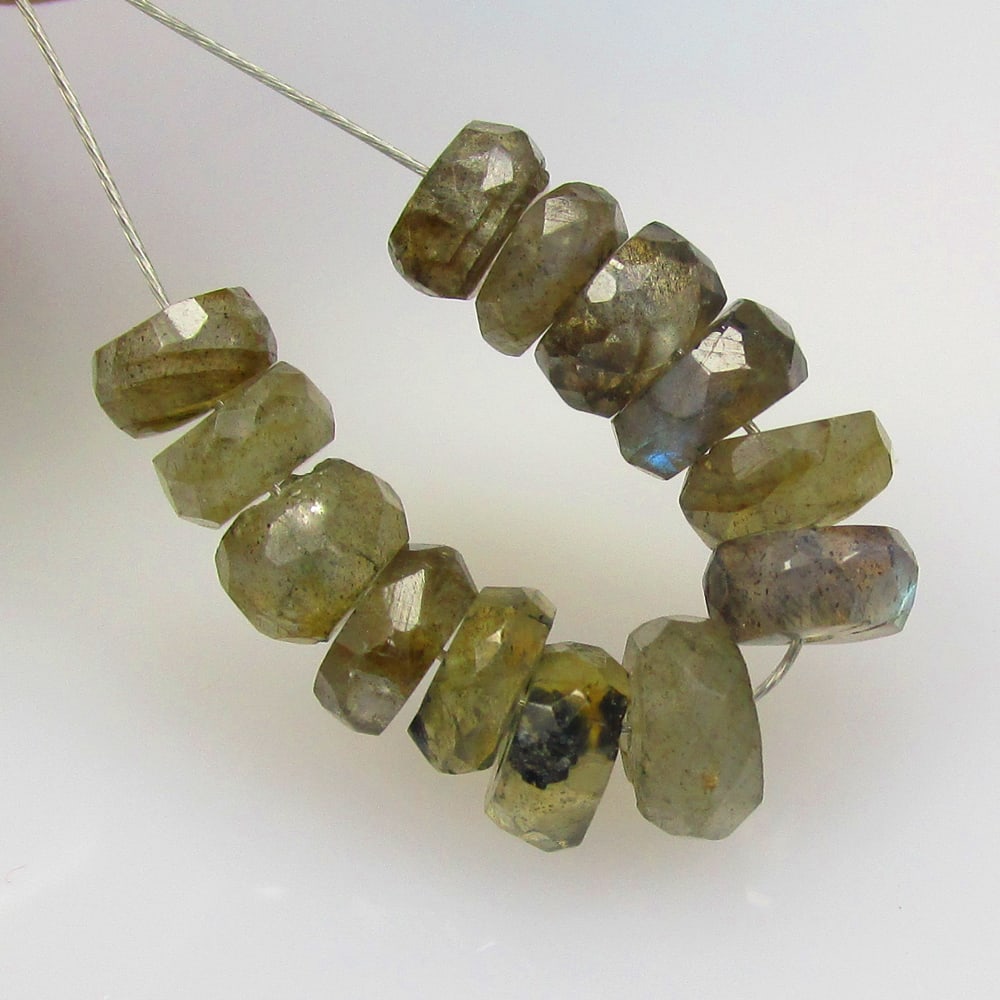 8.41 Ctw Natural 13 Labradorite Round Beads: No Reserve! Title: 8.41 Ctw Natural 13 Labradorite Round Beads Stone Clarity: Transparent Gemstone:Natural Labradorite Beads Carat Weights: 8.41 Size/Dimensions: 5.00 - 6.30 mm / 13 Pc's Additional In