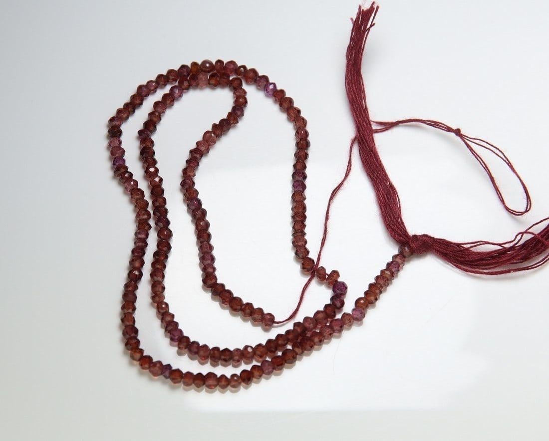 Gorgeous " Natural Pyrope Almandine Garnet " 25.49 Cts Natural Pyrope Almandine Garnet Pair: No Reserve! Gemstone : Natural Almandine Garnet Shape and cut : Beats Cut Origin : Africa Weight : 25.49 carats Measurements : 3x3 mm Color : Red Transprancy : Transparent Treatment : No Treatment Cla