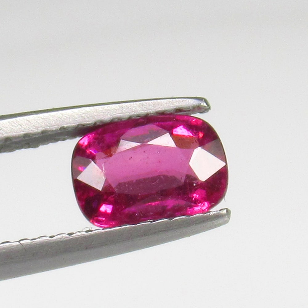 Natural Rose Garnet - 1.11 Ct: No Reserve! Title: Natural Rose Garnet - 1.11 Ct Origin: Mozambique Weight: 1.11 Dimensions: 7.2 x 5.0 x 3.0 mm Description: Pieces : 1 No's / Shape : Cushion Cut / Color : Rose / Clarity : Transparen