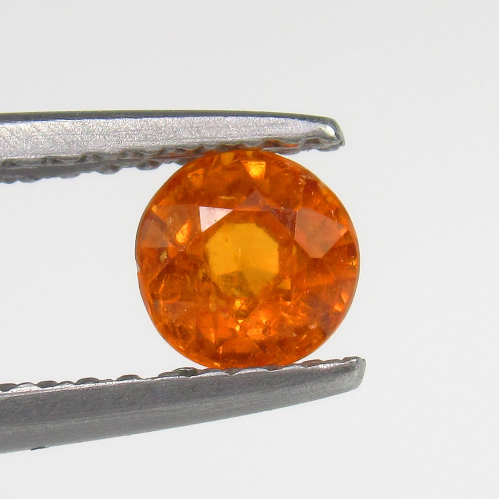 Natural Spessarite Garnet - 0.60 Ct: No Reserve! Title: Natural Spessarite Garnet - 0.60 Ct Origin: Madagascar Weight: 0.60 Dimensions: 4.7 x 4.7 x 3.1 mm Description: Pieces : 1 No's / Shape : Round Cut / Color : Orange / Clarity : Tran