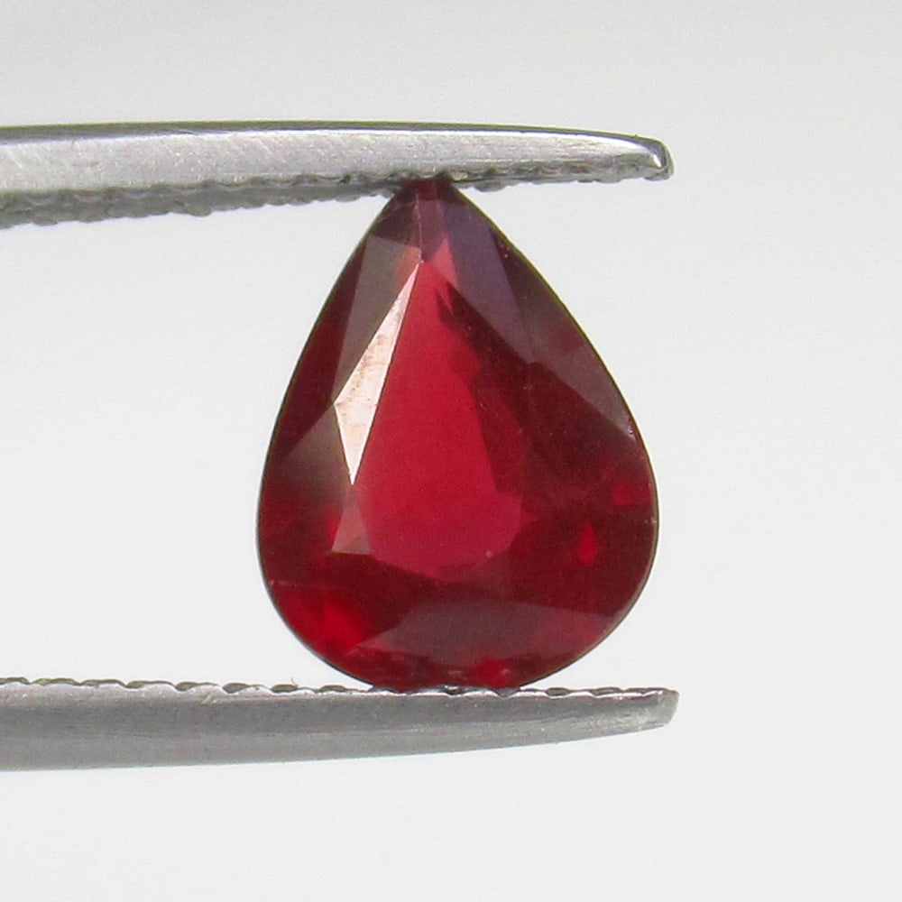 Natural Rhodolite Garnet - 1.76 Ct: No Reserve! Title: Natural Rhodolite Garnet - 1.76 Ct Origin: Mozambique Weight: 1.76 Dimensions: 9.0 x 7.0 x 3.8 mm Description: Pieces : 1 No's / Shape : Pear Cut / Color : Purplish Pink / Clarity :