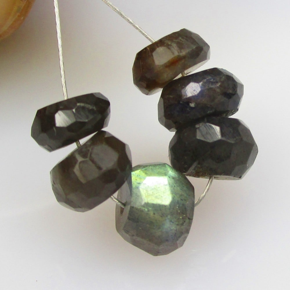 8.90 Ctw Natural 6 Labradorite Round Beads: No Reserve! Title: 8.90 Ctw Natural 6 Labradorite Round Beads Stone Clarity: Semi-Transparent Gemstone:Natural Labradorite Beads Carat Weights: 8.9 Size/Dimensions: 6.50 - 7.50 mm / 6 P'cs Additional