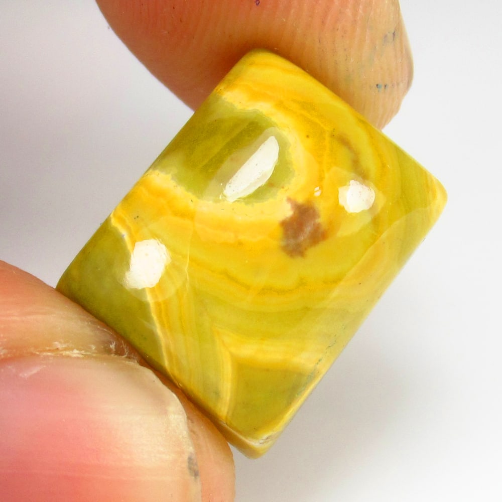 Natural Yellow Jasper - 13.03 Ct: No Reserve! Title: Natural Yellow Jasper - 13.03 Ct Origin: Brazil Weight: 13.03 Dimensions: 15.0 x 12.0 x 7.5 mm Description: Pieces : 1 No's / Shape : Cushion Cabochon / Color : Yellow / Clarity : O
