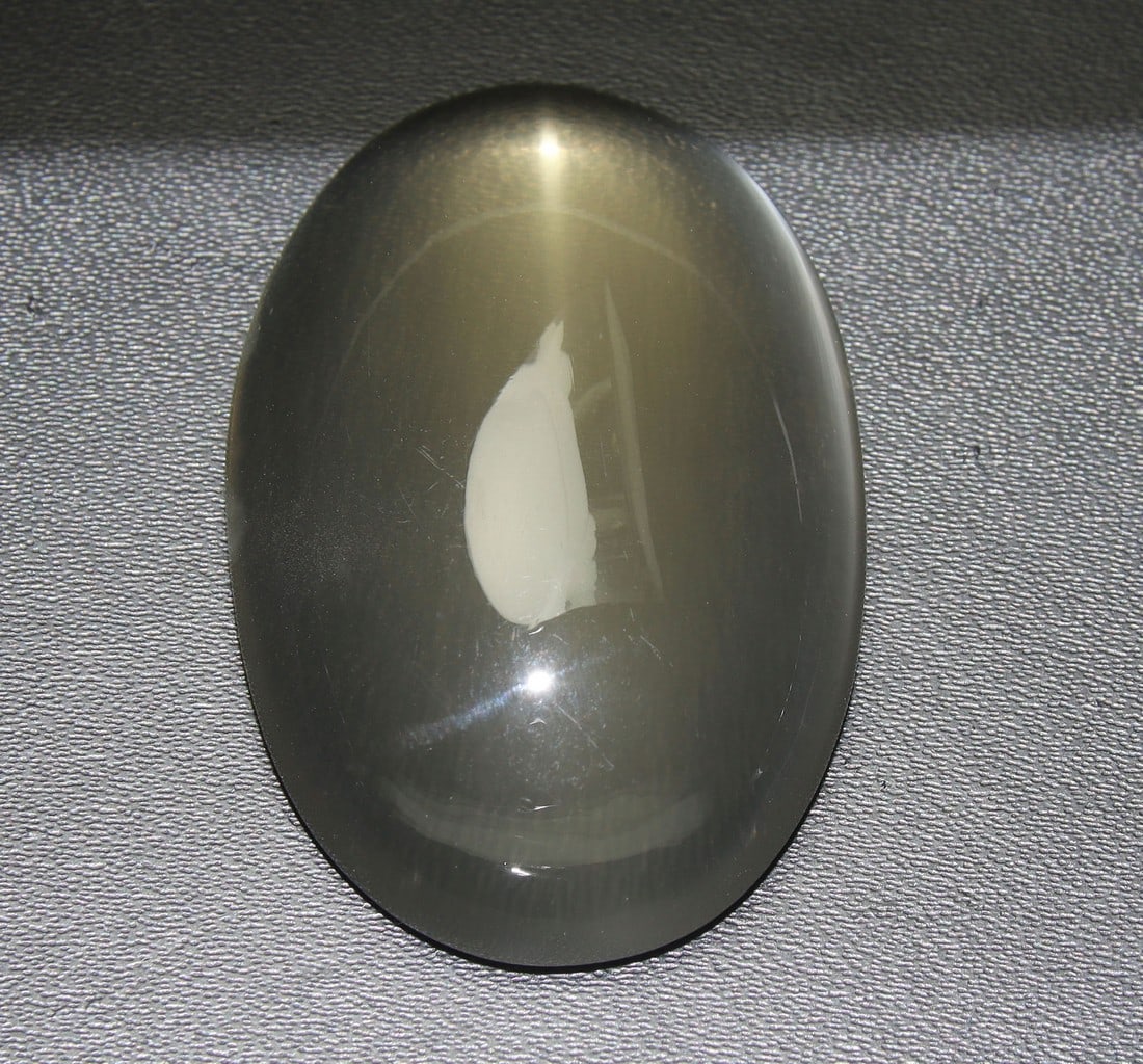 Gorgeous " Natural Yellow Moonstone " 86.26 Cts Natural Yellow Moonstone: No Reserve! Gemstone : Natural Yellow Moonstone Shape : Oval Cabochan Weight : 86.26 carats Measurements : 41x26 mm Color : Yellow Transparency : Opaque Treatment : None Origin : India Clarity : VVS S