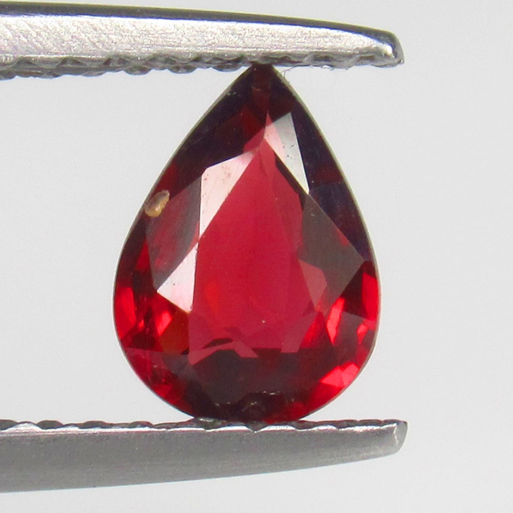 Natural Rhodolite Garnet - 0.81 Ct: No Reserve! Title: Natural Rhodolite Garnet - 0.81 Ct Origin: Mozambique Weight: 0.81 Dimensions: 6.8 x 5.0 x 3.0 mm Description: Pieces : 1 No's / Shape : Pear Cut / Color : Purplish Pink / Clarity :