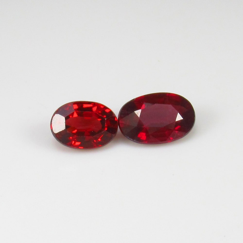 Natural Rhodolite Garnet Pair - 2.81 Ct: No Reserve! Title: Natural Rhodolite Garnet Pair - 2.81 Ct Origin: Mozambique Weight: 2.81 Dimensions: 7.0x5.0 - 8.0x5.5 mm Description: Pieces : 2 No's / Shape : Oval Cut / Color : Purplish Pink / Cl