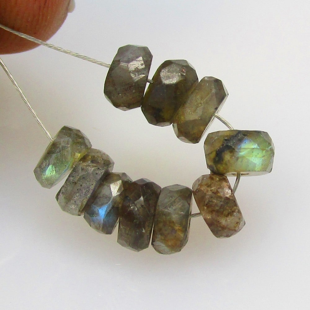 6.86 Ctw Natural 10 Labradorite Round Beads: No Reserve! Title: 6.86 Ctw Natural 10 Labradorite Round Beads Stone Clarity: Opaque Gemstone:Natural Labradorite Beads Carat Weights: 6.86 Size/Dimensions: 5.70 - 6.30 mm / 10 Pc's Additional Info:Ex