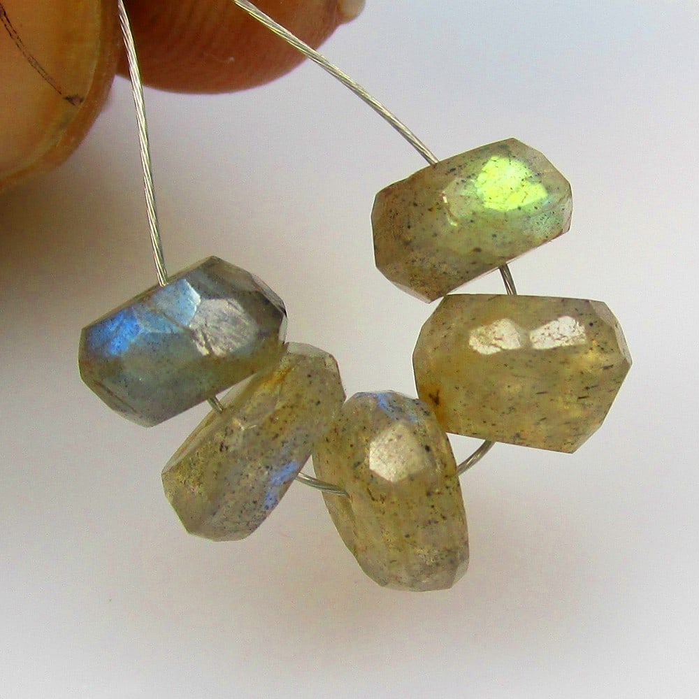 7.72 Ctw Natural 5 Labradorite Round Beads: No Reserve! Title: 7.72 Ctw Natural 5 Labradorite Round Beads Stone Clarity: Opaque Gemstone:Natural Labradorite Beads Carat Weights: 7.72 Size/Dimensions: 6.60 - 7.70 mm / 5 Pc's Additional Info:Exce