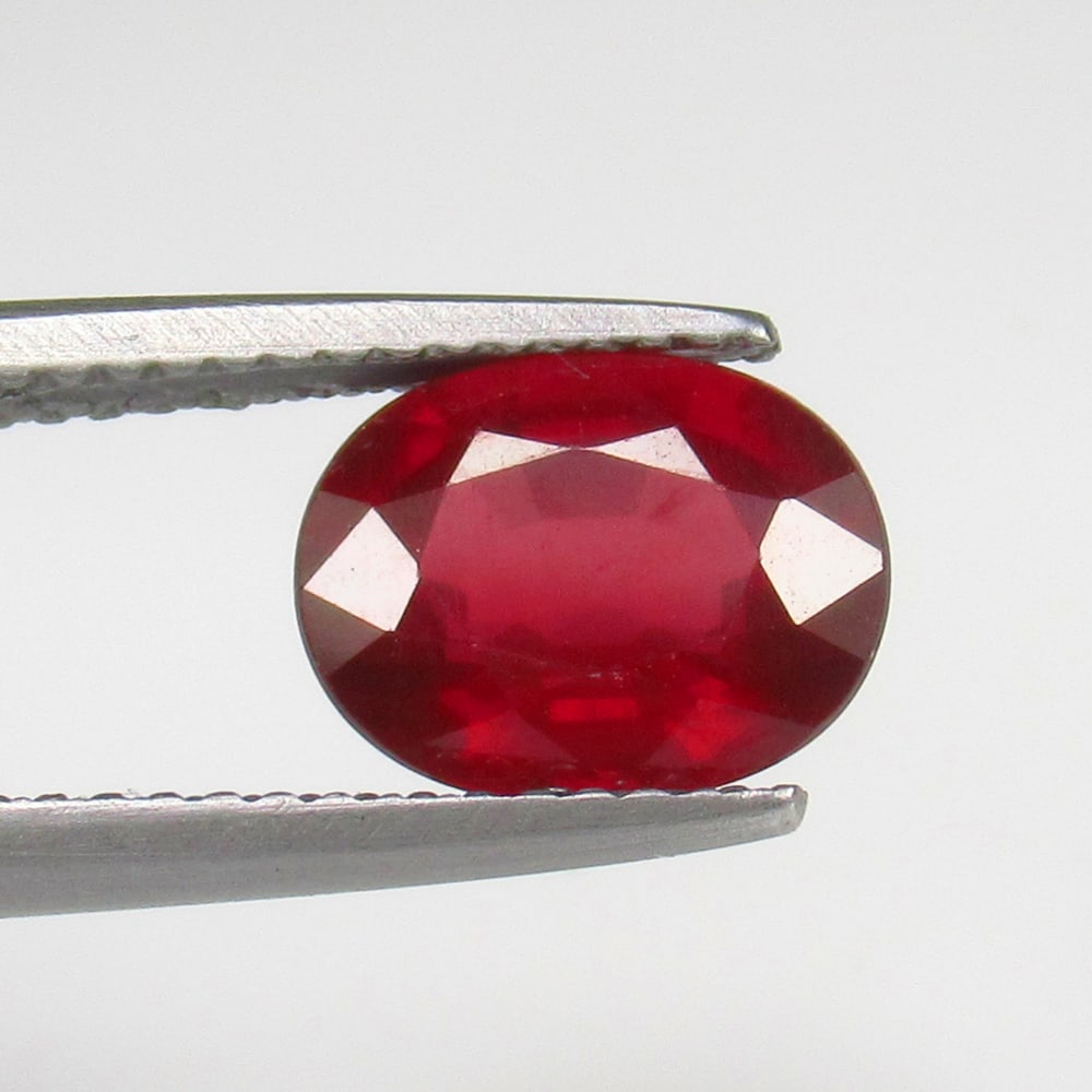 Natural Rhodolite Garnet - 2.78 Ct: No Reserve! Title: Natural Rhodolite Garnet - 2.78 Ct Origin: Mozambique Weight: 2.78 Dimensions: 9.0 x 7.0 x 4.6 mm Description: Pieces : 1 No's / Shape : Oval Cut / Color : Purplish Pink / Clarity :