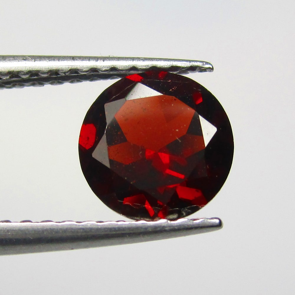 1.20 Ctw Natural Rhodolite Garnet Round Cut: No Reserve! Title: 1.20 Ctw Natural Rhodolite Garnet Round Cut Stone Clarity: VVS Gemstone:Natural Rhodolite Garnet Carat Weights: 1.2 Size/Dimensions: 6.60 x 6.60 x 3.60 mm Additional Info:Purplish P
