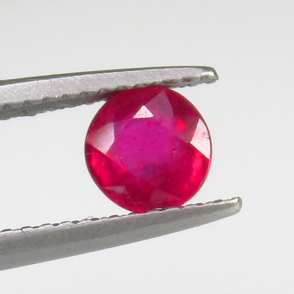 Natural Pinkish Red Ruby - 1.04 Ct (1 of 2)