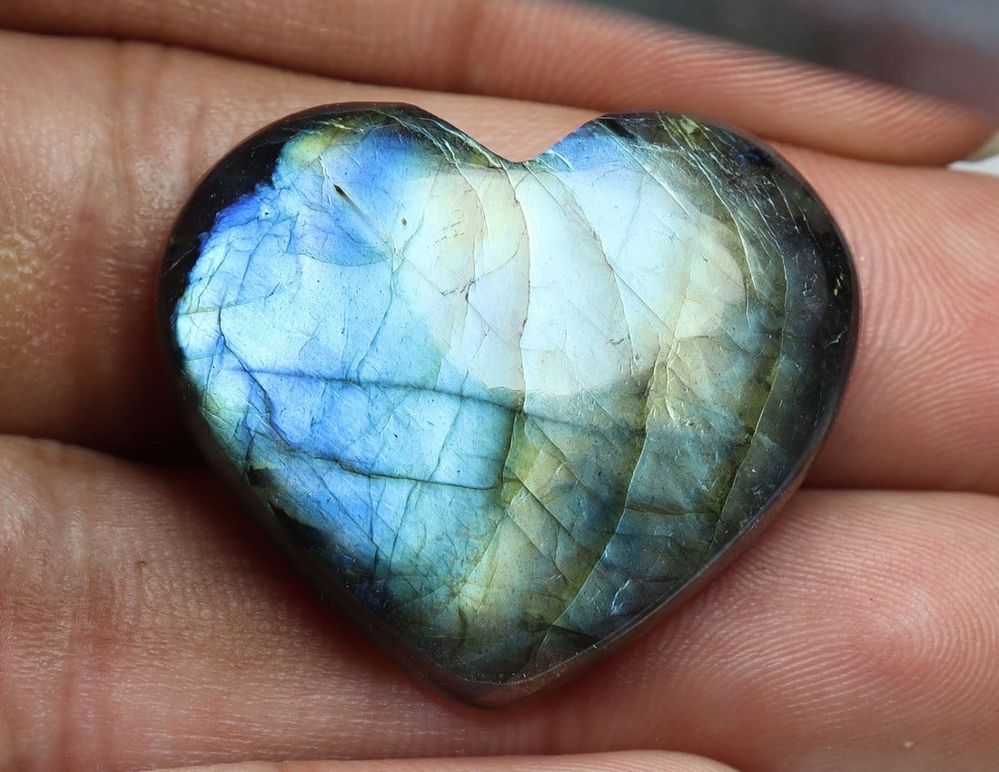 Gorgeous " Natural Labradorite " 50.35 Cts Natural Labradorite: No Reserve! Gemstone : Natural Labradorite Shape : Heart Shape Cabochan Weight : 50.35 carats Measurements : 23x30 mm, Color : Black Transparency : Opaque Treatment : None Origin : India Shipping: Dom