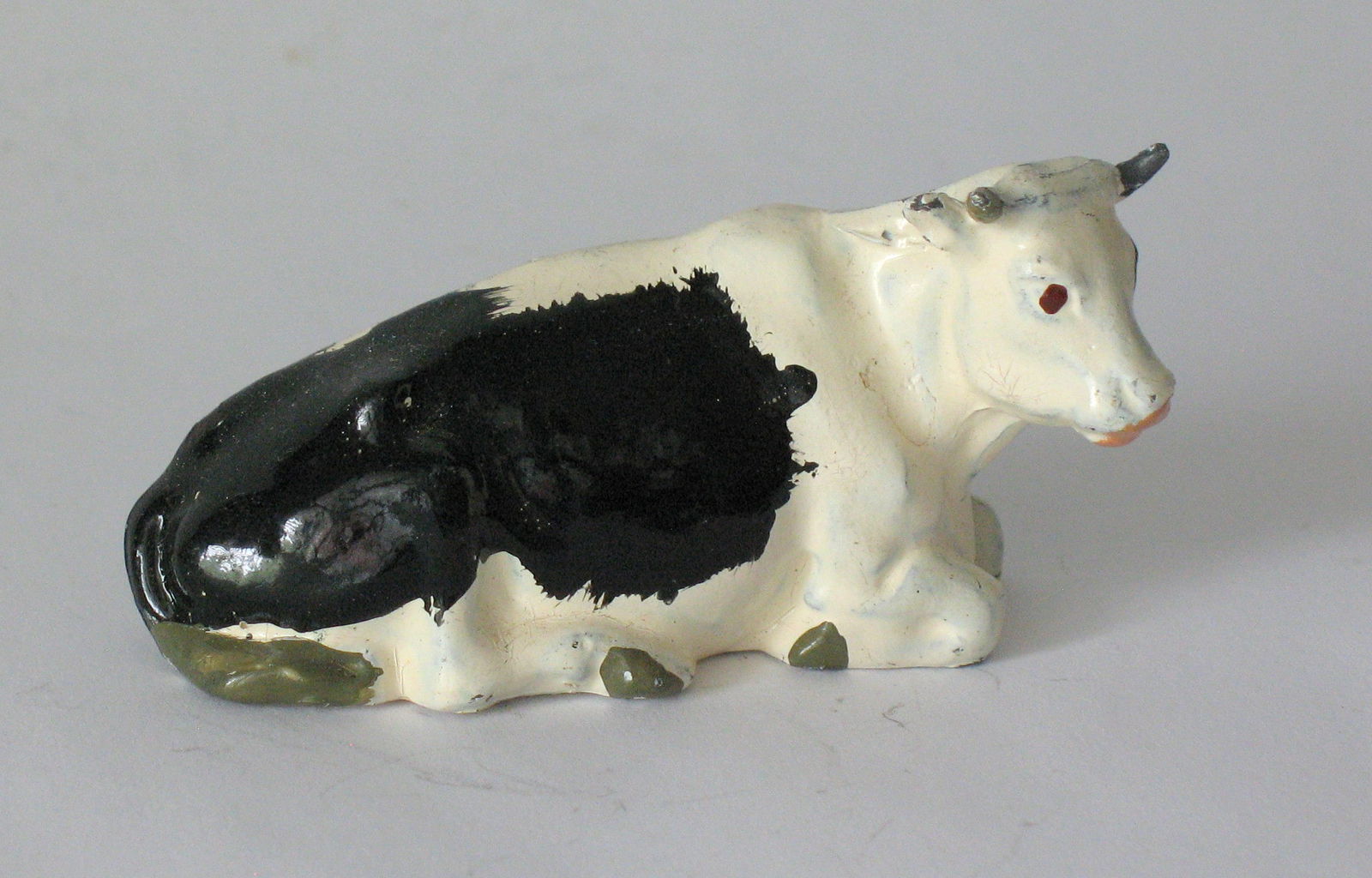 Vintage cast metal barnyard cow Putz figure. (1 of 2)