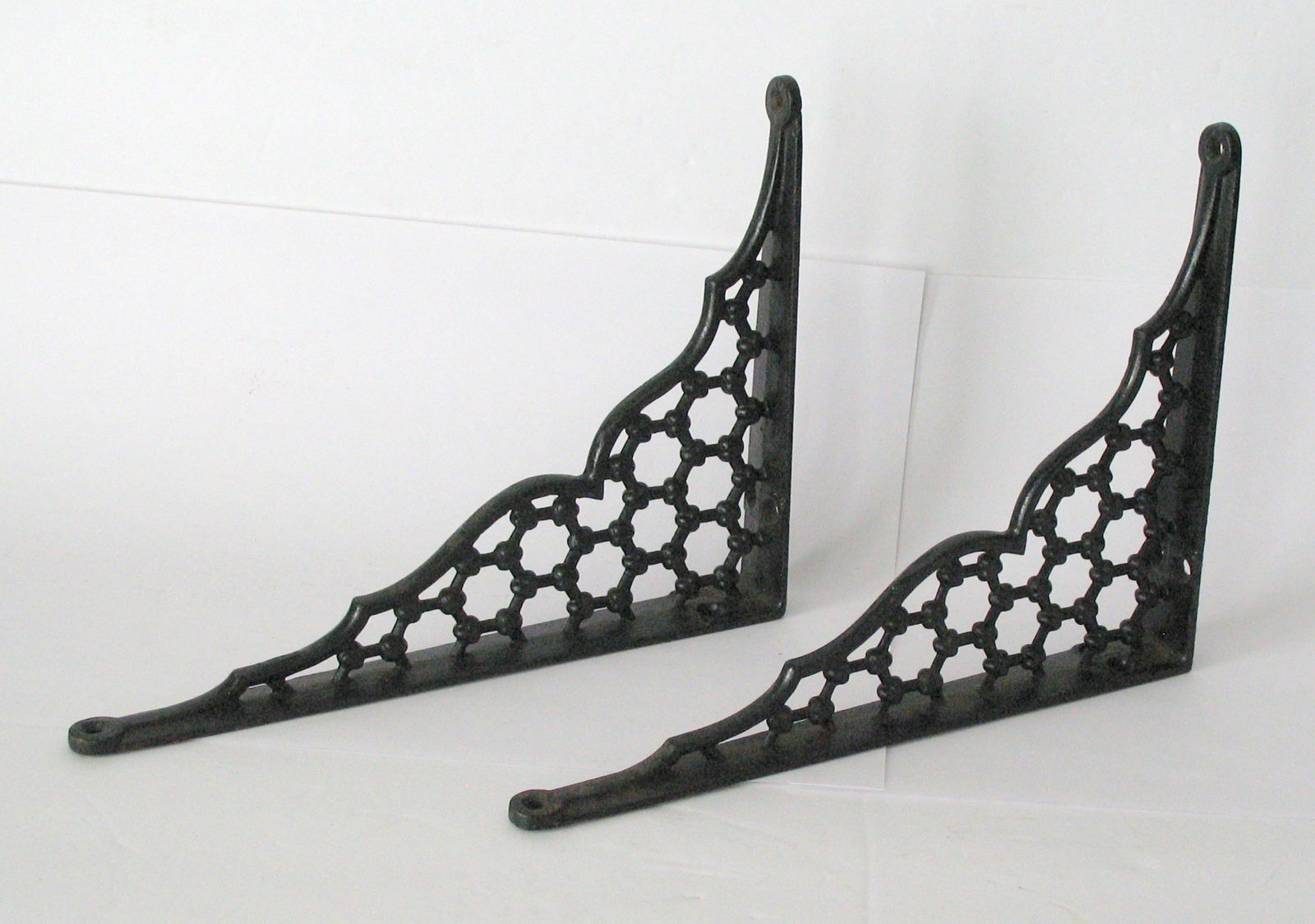 Vintage pair of cast iron shelf brackets. (1 of 6)
