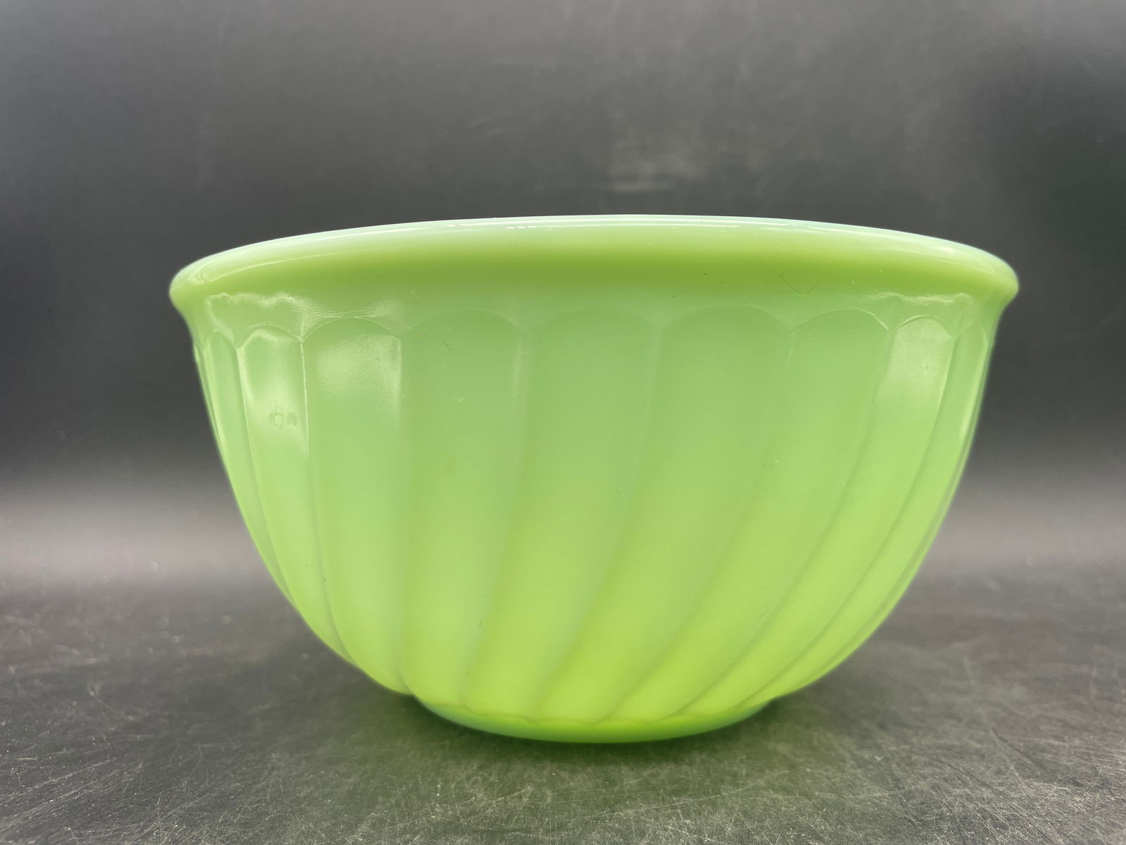 VINTAGE FIRE KING OVEN WARE JADEITE 7" MIXING BOWL SWIRL PATTERN (1 of 8)