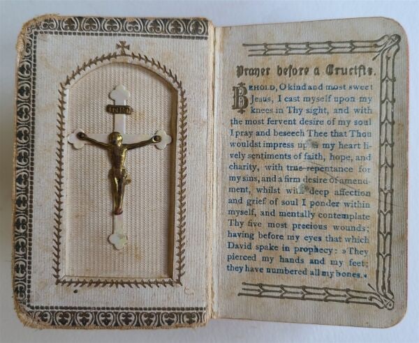 1925 KEY OF HEAVEN MANUAL fo PRAYERS antique w/ METAL CRUSIFIX INSERT: Catholic Publications Press, New York; 1925 Printed in Czechoslovakia Small size: 2 1/4 by 3 3/4" Original cloth binding, worn. Good interior. Text in English Reserve: $34.00 Shipping: Domestic: Flat-