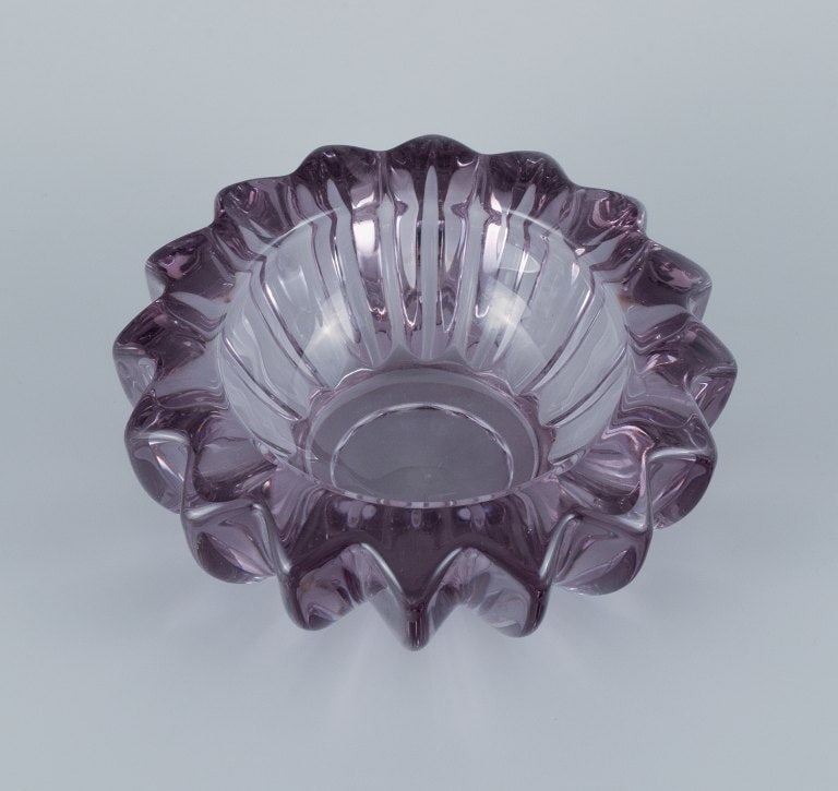 Pierre Gire (1901-1984), aka Pierre d'Avesn, France, light purple art glass bowl.: Title: Pierre Gire (1901-1984), aka Pierre d'Avesn, France, light purple art glass bowl. Description: Pierre Gire (1901-1984), aka Pierre d'Avesn, France, light purple art glass bowl. Art deco style.