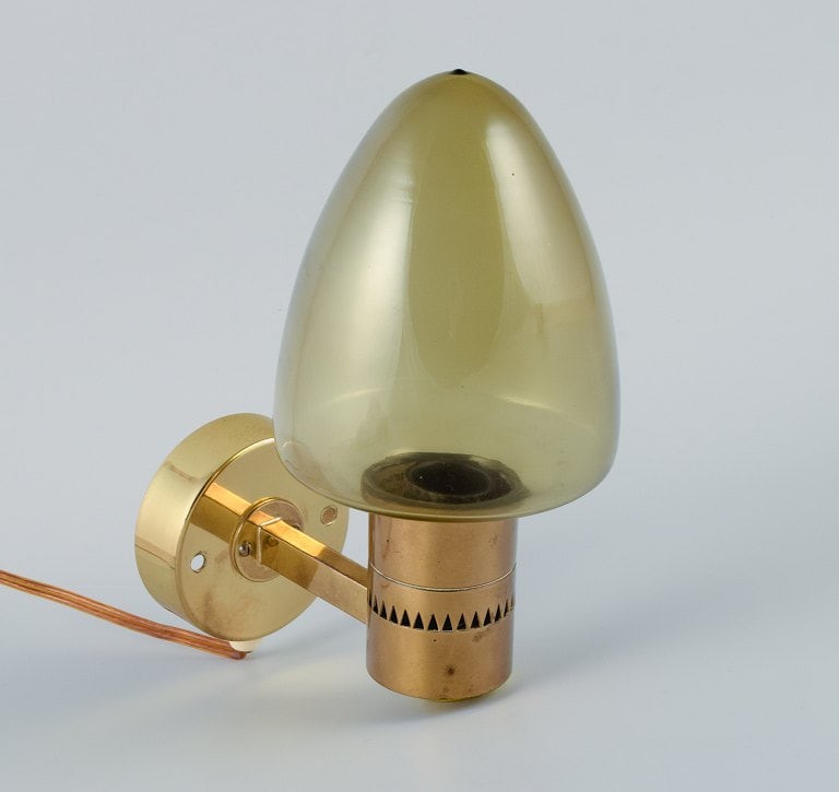 Hans Agne Jakobsson, Sweden, a wall sconce in brass and smoked glass.: Title: Hans Agne Jakobsson, Sweden, a wall sconce in brass and smoked glass. Description: Hans Agne Jakobsson, Sweden, a wall sconce in brass and smoked glass. 1970s. In good condition with minimal si