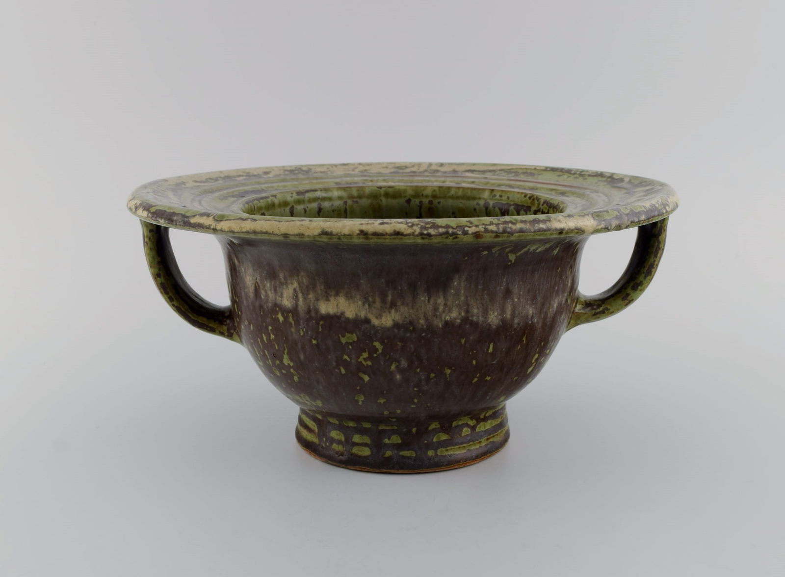 Patrick Nordstrøm / Carl Halier for Royal Copenhagen. Large unique vase with handles in glazed: Patrick Nordstrøm / Carl Halier for Royal Copenhagen. Large unique vase with handles in glazed ceramics. Beautiful glaze in green and earth tones. Dated 1924. Measures: 26 x 13 cm. In excellent c