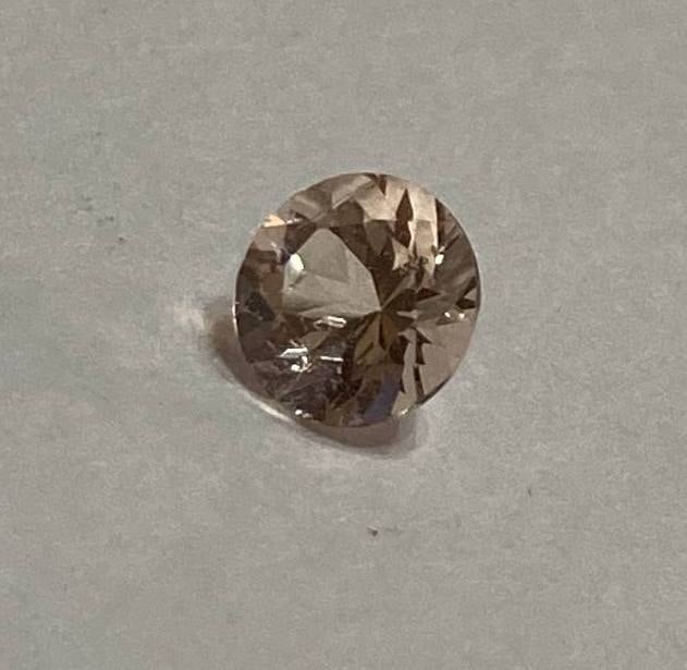 Natural Morganite 0.46ct Round Salmon Peach Pink VVS: Title: Natural Morganite 0.46ct Round Salmon Peach Pink VVS Description: 1 x Natural Morganite 0.46ct Round Salmon Peach Pink VVS - Shape: Round - Weight: 0.46ct - Colour: Salmon Peach Pink - Clarity: