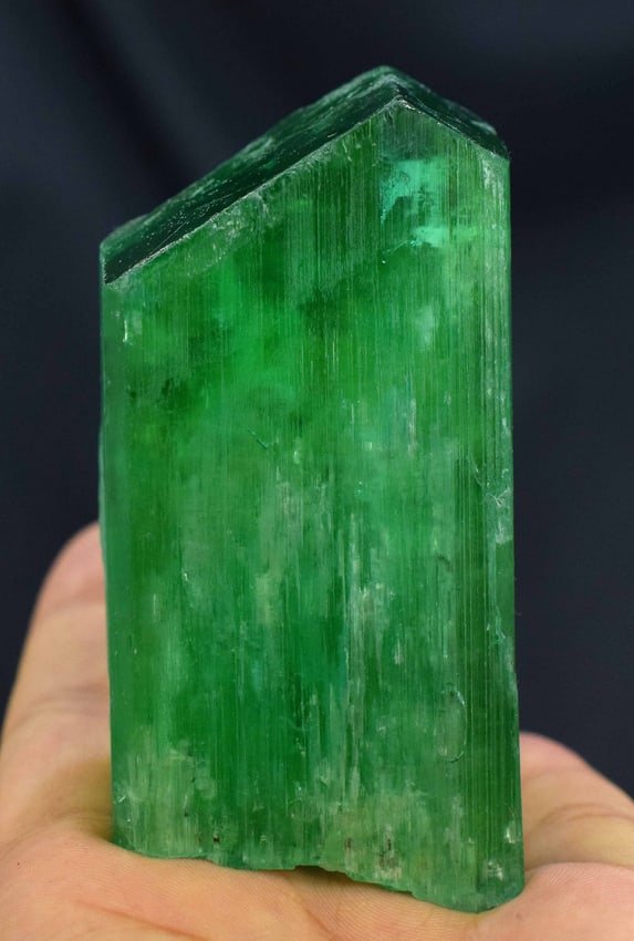 Kunzite , Spodumene , 290 Gram V-Shape Gem Grade Dark Lush Green Kunzite Crystal - 87*44*31 mm: DescriptionMaterials: Kunzite, spodumeneGift wrapping availableKunzite , Spodumene , 290 Gram V-Shape Gem Grade Dark Lush Green Kunzite CrystalWeight : 290 GramDimensions - 87*44*31 mmTreatment : Irra